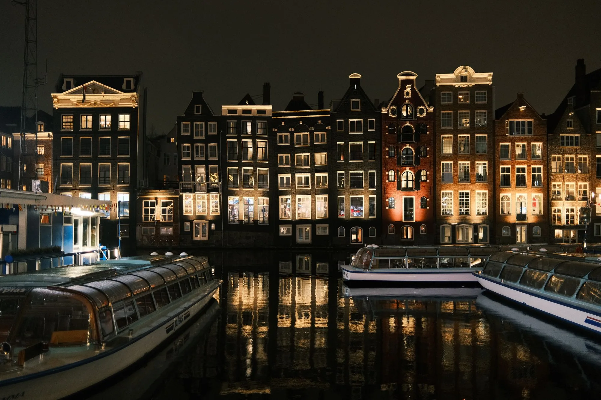Canales y arquitectura de Ámsterdam iluminados por la noche