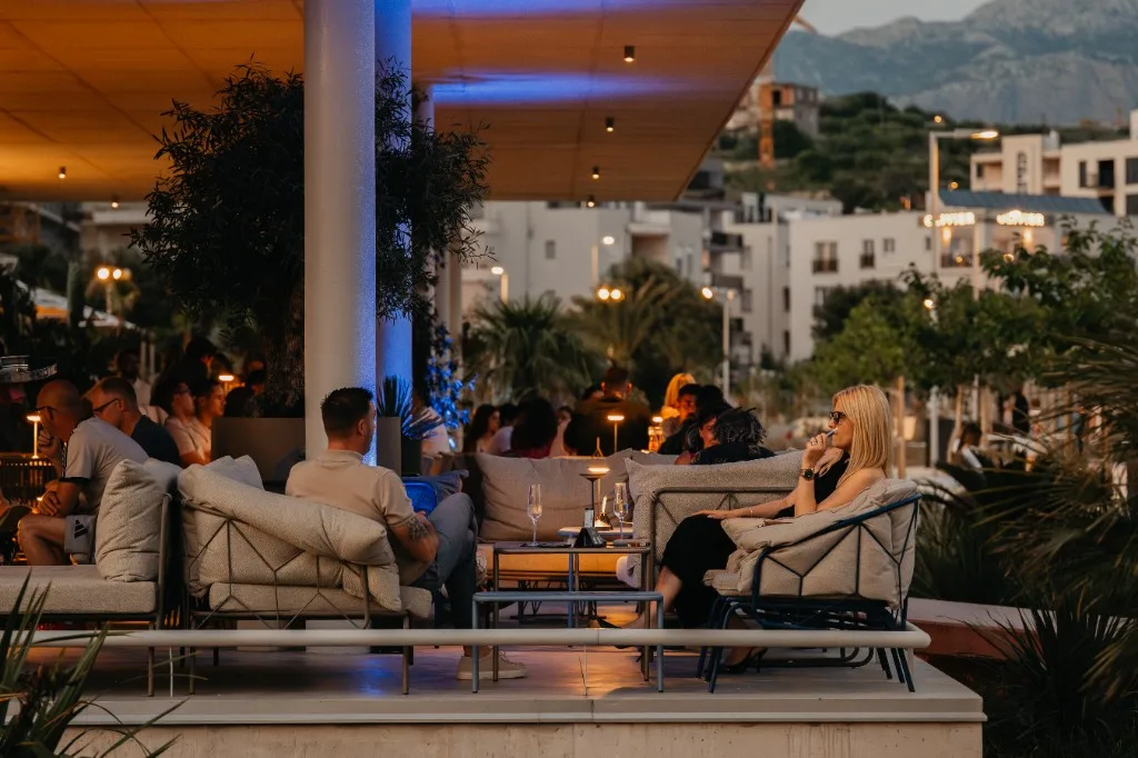 Terraza de Central Beach Split al caer la noche, con las montañas de Croacia al fondo